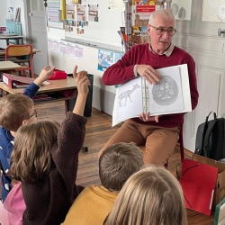 Pendant 6 mois, 81 élèves créent avec l'auteur Pierre Gemme